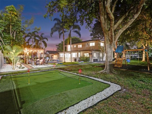8 Bedroom Pool Vacation Home with Luxury Amenities