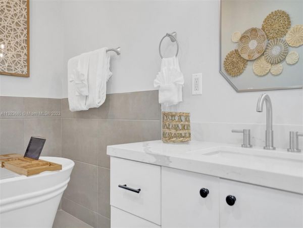 8 Bedroom Pool Vacation Home with Luxury Amenities