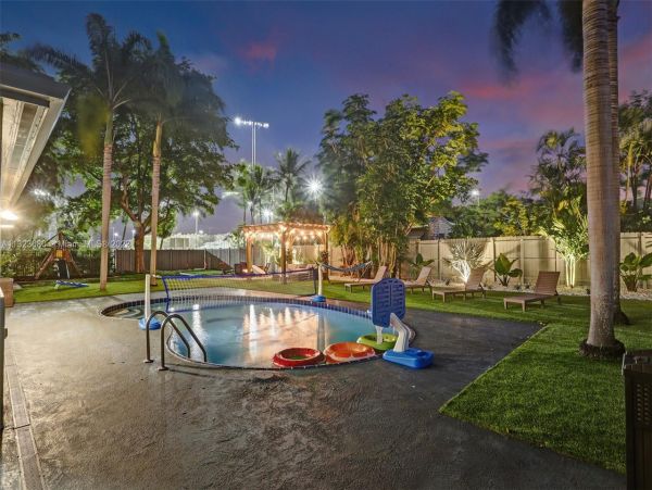 8 Bedroom Pool Vacation Home with Luxury Amenities