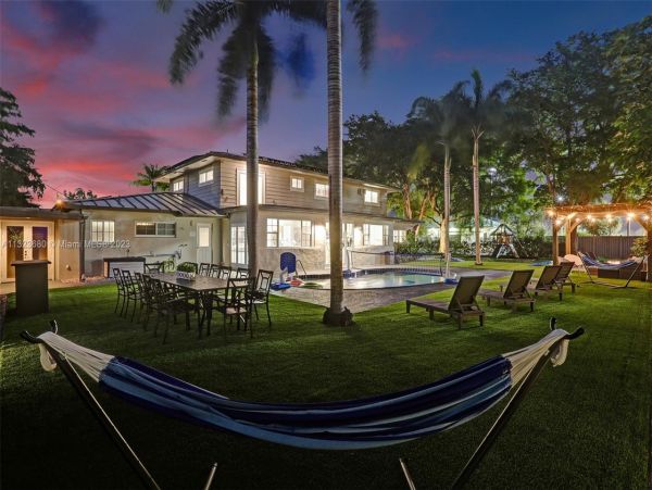 8 Bedroom Pool Vacation Home with Luxury Amenities
