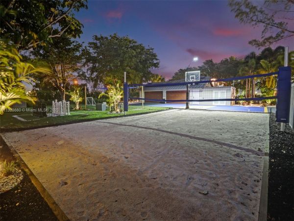 8 Bedroom Pool Vacation Home with Luxury Amenities
