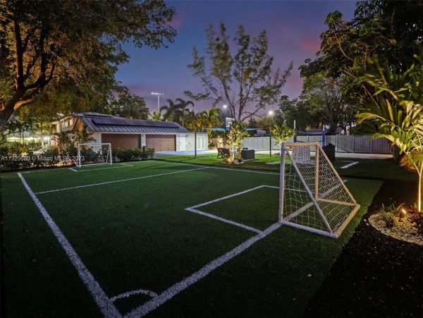 8 Bedroom Pool Vacation Home with Luxury Amenities