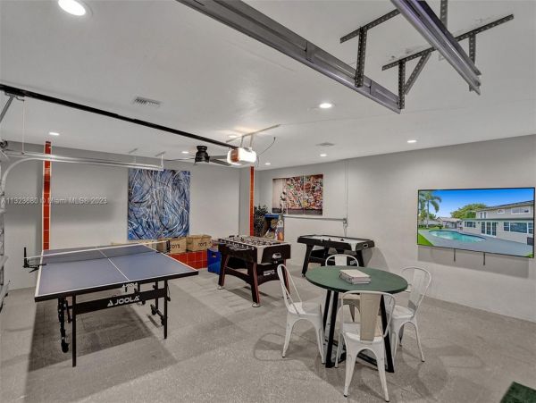 8 Bedroom Pool Vacation Home with Luxury Amenities