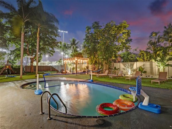 8 Bedroom Pool Vacation Home with Luxury Amenities