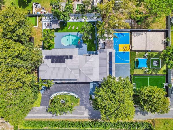 8 Bedroom Pool Vacation Home with Luxury Amenities