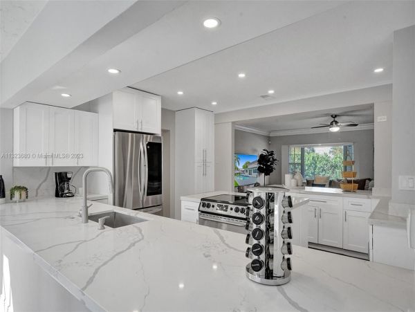 8 Bedroom Pool Vacation Home with Luxury Amenities
