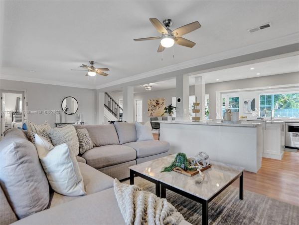 8 Bedroom Pool Vacation Home with Luxury Amenities