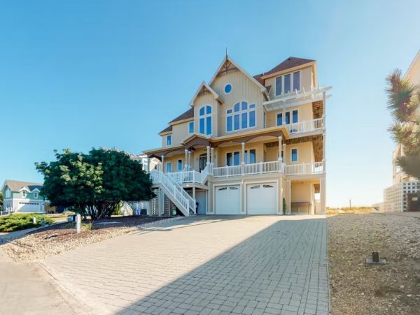 Oceanfront Seven Bedrooms Vacation Home in Outer Banks