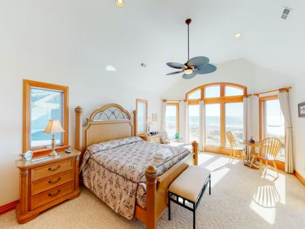 Oceanfront Seven Bedrooms Vacation Home in Outer Banks