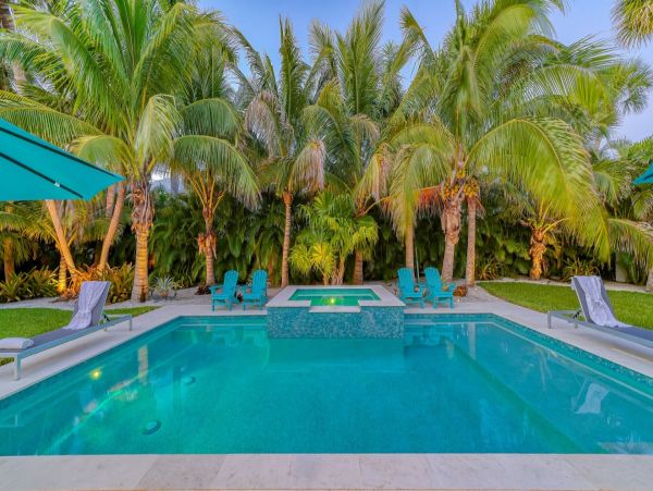 Gorgeous Vacation Pool Home in Lido Key Close to Beach