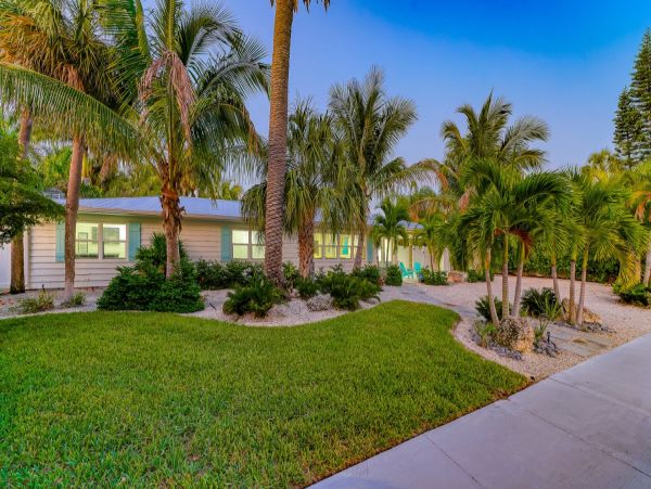 Gorgeous Vacation Pool Home in Lido Key Close to Beach