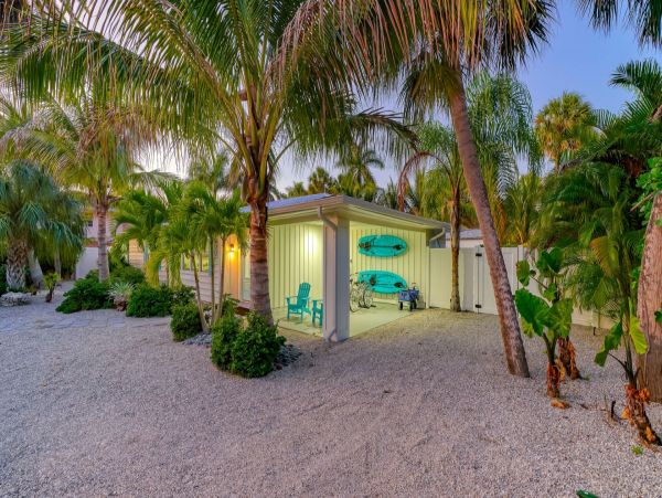 Gorgeous Vacation Pool Home in Lido Key Close to Beach