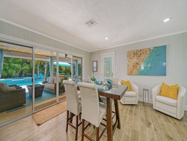 Gorgeous Vacation Pool Home in Lido Key Close to Beach