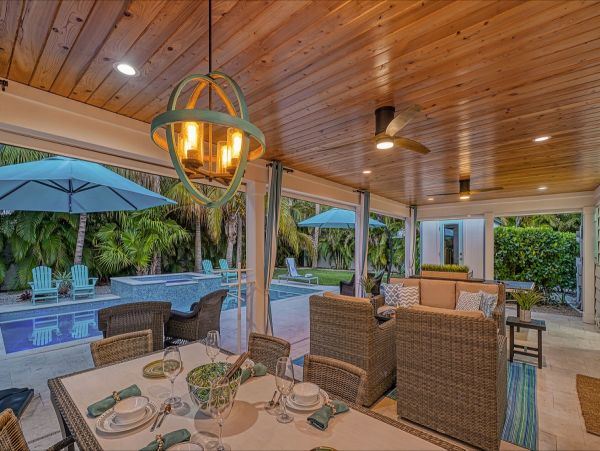 Gorgeous Vacation Pool Home in Lido Key Close to Beach