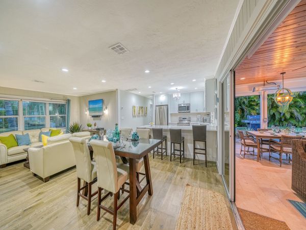 Gorgeous Vacation Pool Home in Lido Key Close to Beach