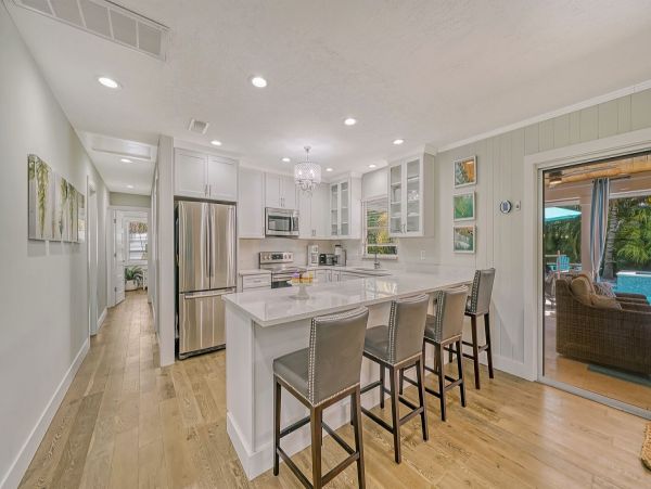 Gorgeous Vacation Pool Home in Lido Key Close to Beach