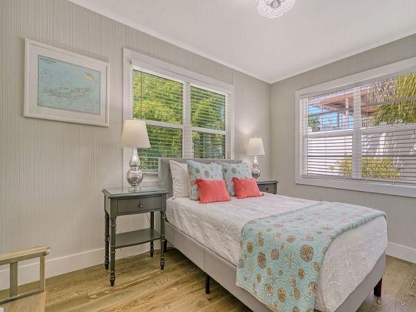 Gorgeous Vacation Pool Home in Lido Key Close to Beach