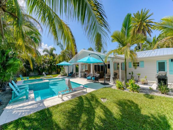 Gorgeous Vacation Pool Home in Lido Key Close to Beach