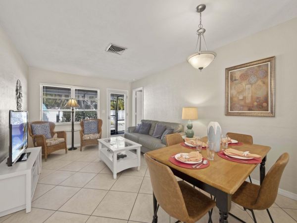Siesta Key Vacation Home Ten Bedroom Walk to Beach