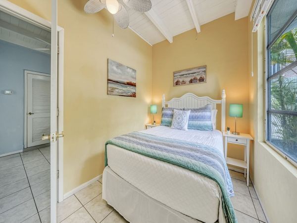 Siesta Key Vacation Home Ten Bedroom Walk to Beach