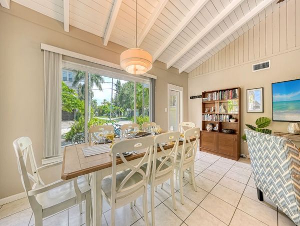Siesta Key Vacation Home Ten Bedroom Walk to Beach