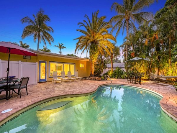 Siesta Key Vacation Home Ten Bedroom Walk to Beach