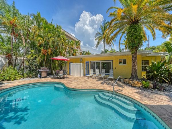 Siesta Key Vacation Home Ten Bedroom Walk to Beach
