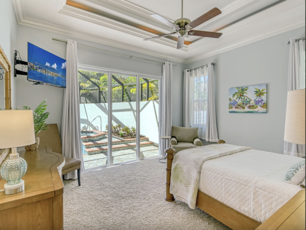 Luxury Waterfront Retreat Walk to Siesta Key Beach