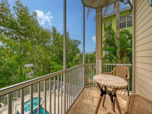 Canalfront Three Bedroom Vacation Home in Siesta Key