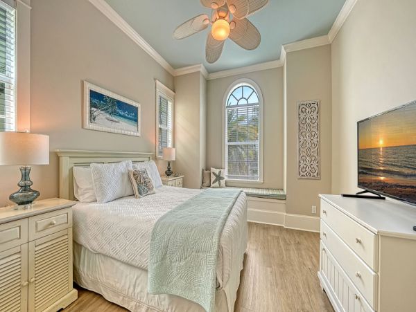 Canalfront Three Bedroom Vacation Home in Siesta Key