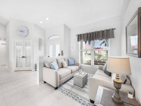 Great Vacation Pool Home in Marco Island