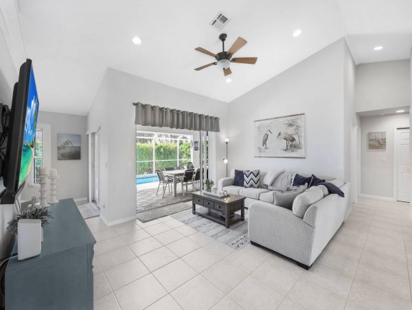 Great Vacation Pool Home in Marco Island