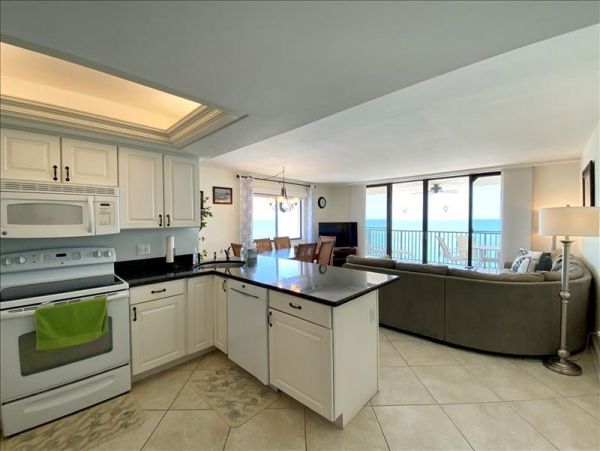 Beautiful Beach Front Condo with 2 Bedrooms