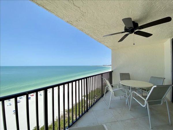 Beautiful Beach Front Condo with 2 Bedrooms