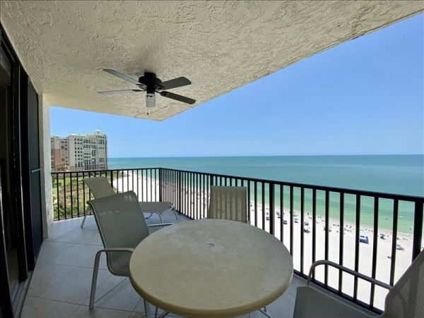 Beautiful Beach Front Condo with 2 Bedrooms
