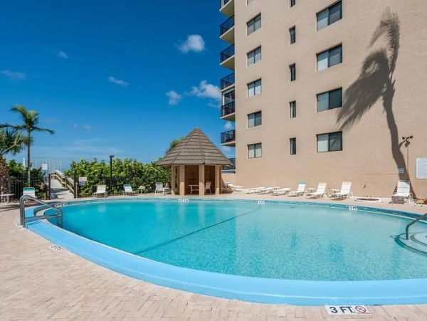 Beautiful Beach Front Condo with 2 Bedrooms