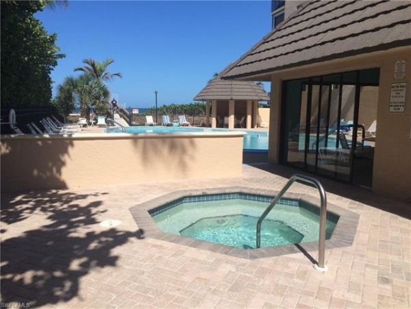 Beautiful Beach Front Condo with 2 Bedrooms