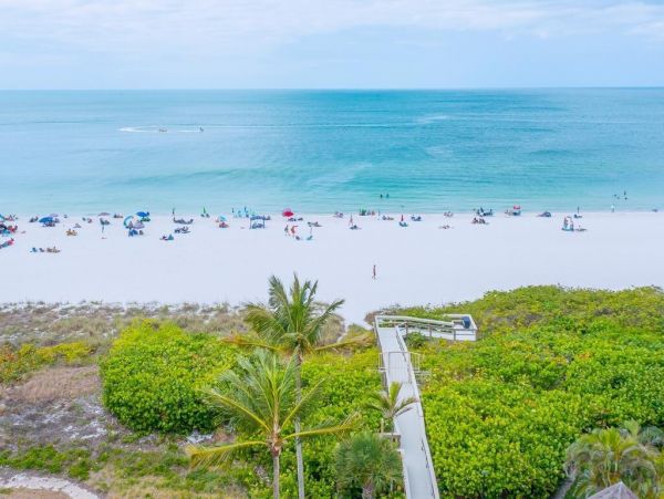 Beautiful Beach Front Condo with 2 Bedrooms