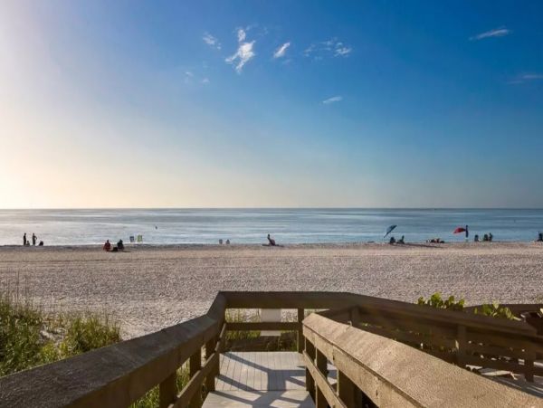 Beautiful Beach Front Condo with 2 Bedrooms