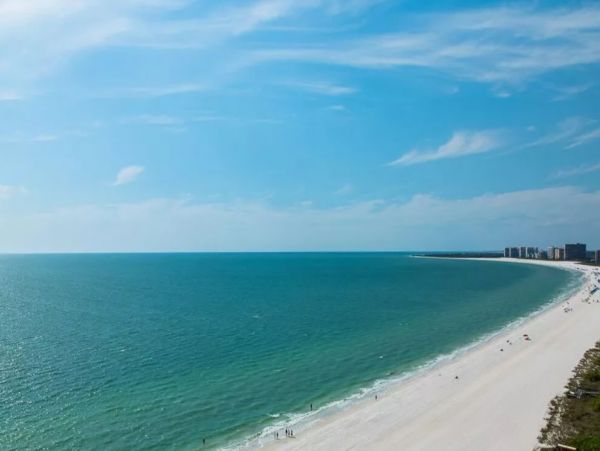 Beautiful Beach Front Condo with 2 Bedrooms