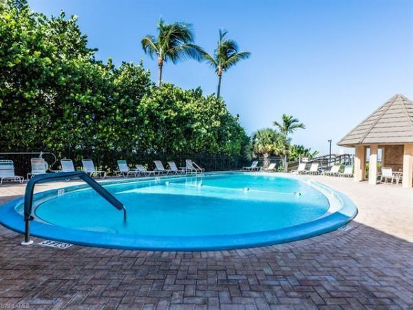 Beautiful Beach Front Condo with 2 Bedrooms