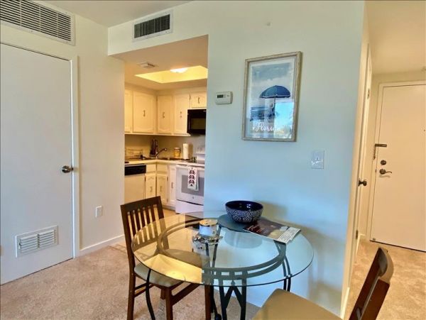 Beach Condo 1 Bedroom 1.5 Bathroom, Pool  in Marco Island