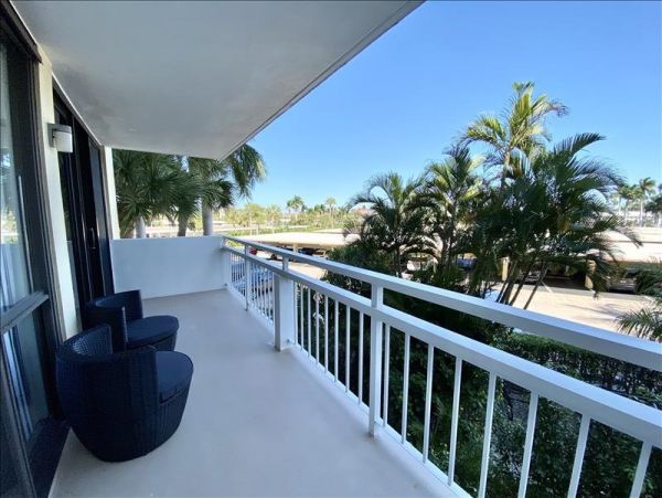 Beach Condo 1 Bedroom 1.5 Bathroom, Pool  in Marco Island