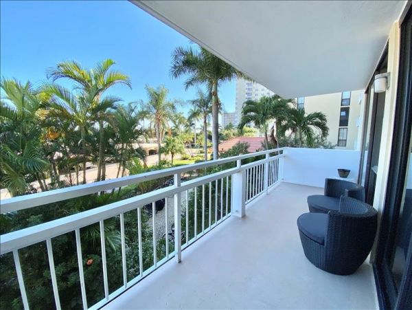 Beach Condo 1 Bedroom 1.5 Bathroom, Pool  in Marco Island