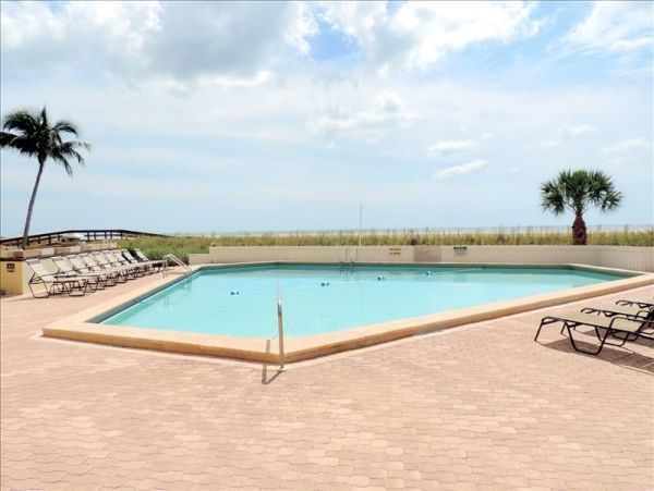 Beach Condo 1 Bedroom 1.5 Bathroom, Pool  in Marco Island