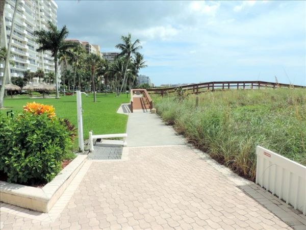 Beach Condo 1 Bedroom 1.5 Bathroom, Pool  in Marco Island