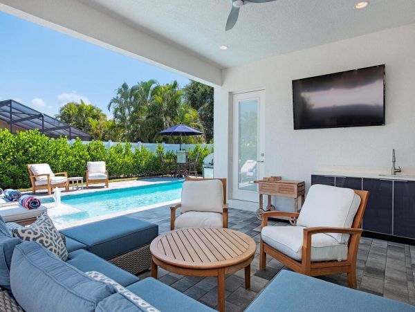 Beautiful & Cozy 4 Bedroom Vacation Home with Private Pool