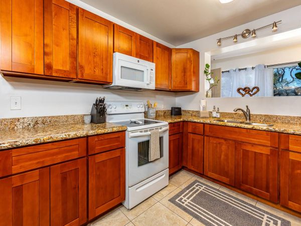 Beautiful Kihei Vacation Home Walk to Beach Sleeps 8