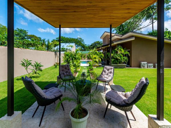 Gorgeous 3 Bedroom Home with Pool Near Beach