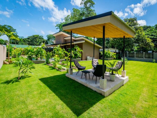 Gorgeous 3 Bedroom Home with Pool Near Beach